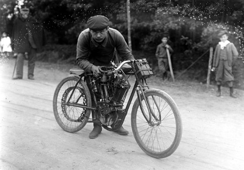 1905 Dourdan Giuppone su motocicletta V2 Peugeot
